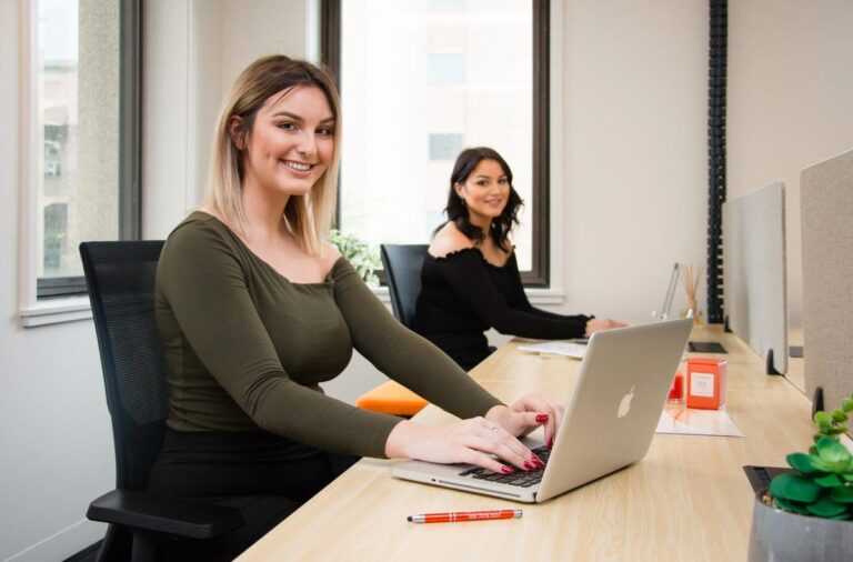 spot-coworking-laptops-girls