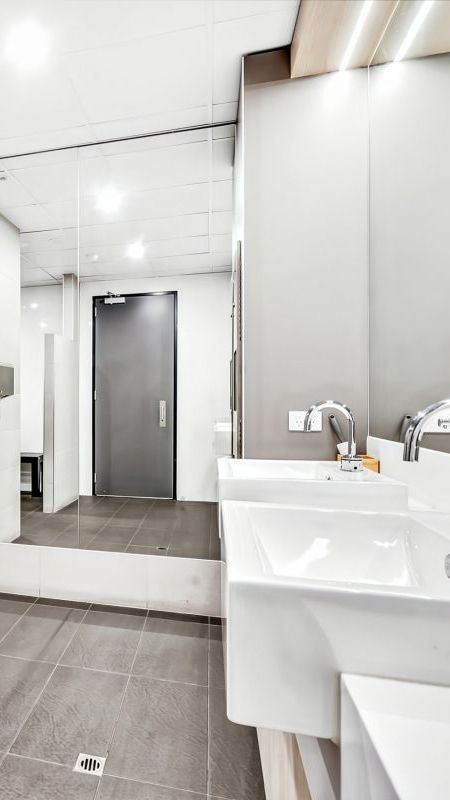 end-of-trip-facilities-bathroom-Spot-Coworking-p450