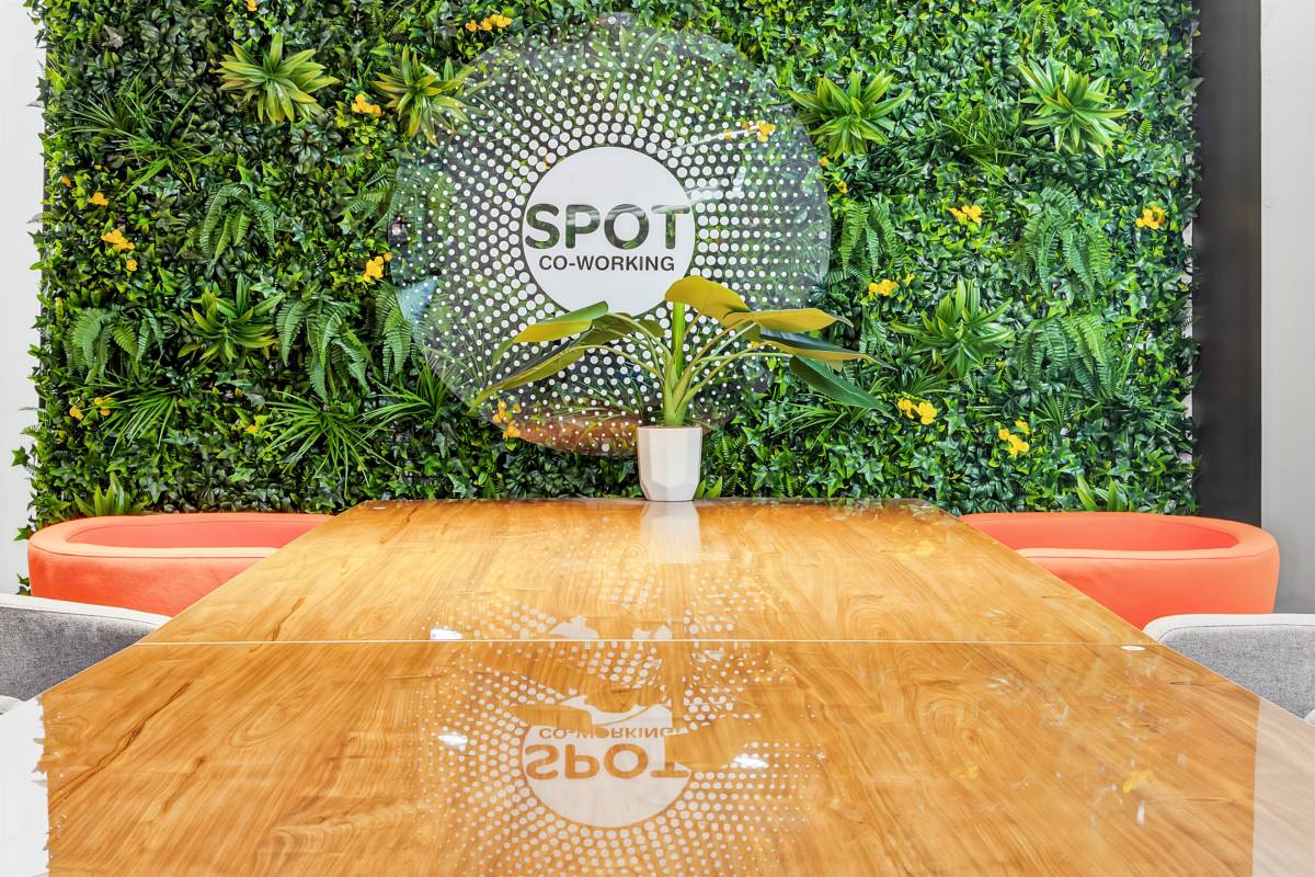 Spot Coworking entry logo sign l