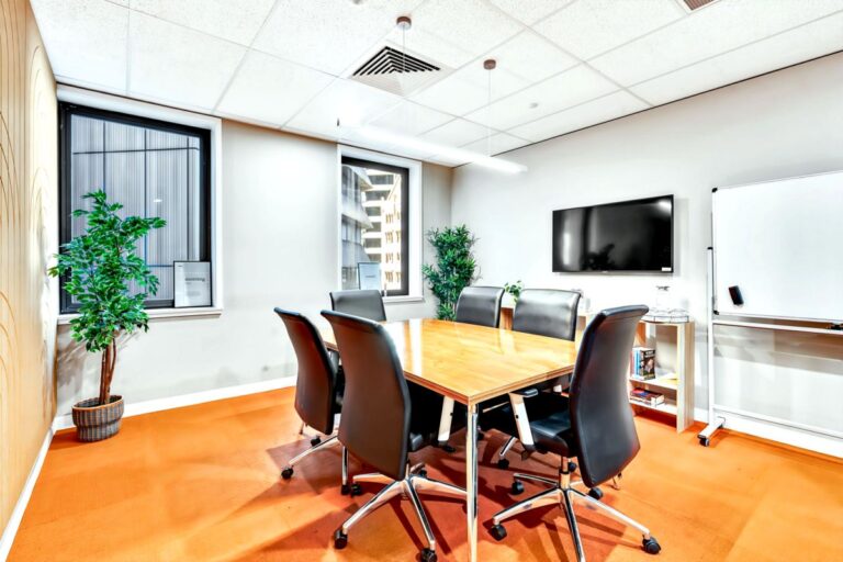 6 seat meeting room L3 TV whiteboard Spot Coworking l