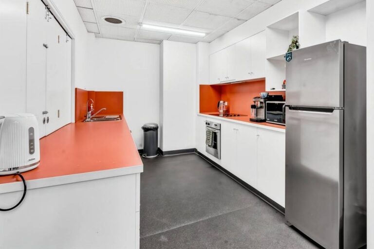 basement-kitchen-fridge-Spot-Coworking-938e-l