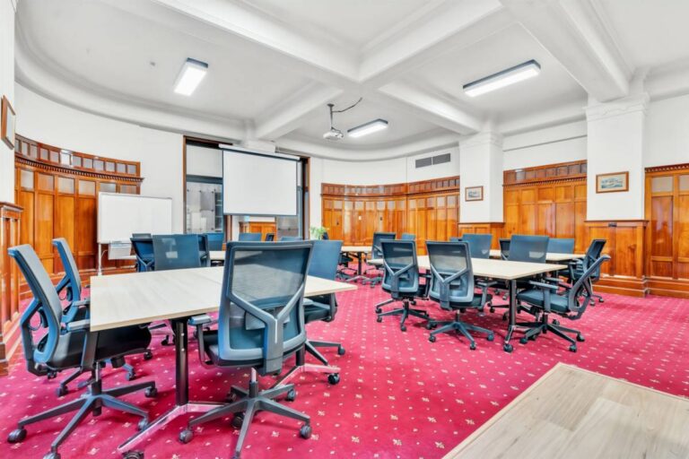 red-carpet-panelled-boardroom-L1-Spot-Coworking-l