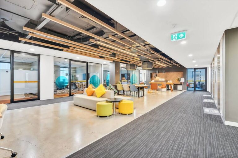 reception area hot desks L3 Spot Coworking l