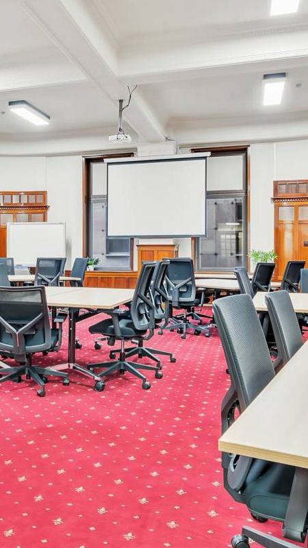 red-carpet-panelled-training-room-L1-Spot-Coworking-p450